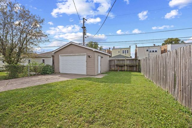 4865 W CORNELIA Avenue, Chicago, IL 60641