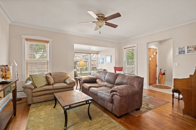 4865 W CORNELIA Avenue, Chicago, IL 60641