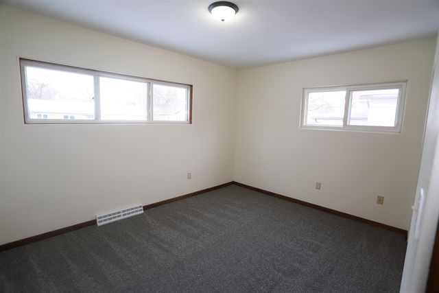 604 10th ST NE, Minot, ND 58703