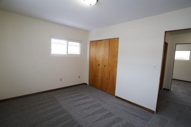 604 10th ST NE, Minot, ND 58703