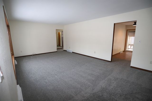 604 10th ST NE, Minot, ND 58703