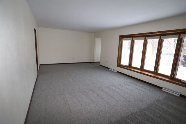 604 10th ST NE, Minot, ND 58703