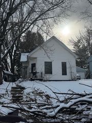 916 W Front Street, Bloomington, IL 61701