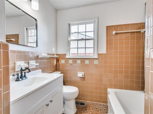 2720 Northampton Place, The Village, OK 73120