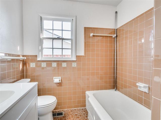 2720 Northampton Place, The Village, OK 73120