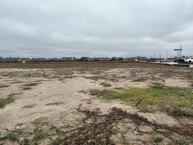 1825 S Wildflower Drive, Deer Park, TX 77536