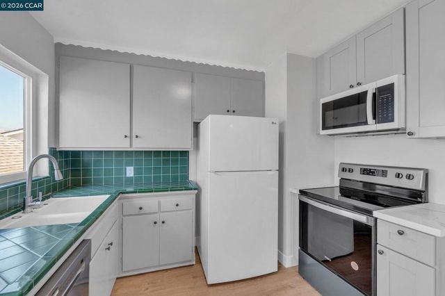 650 Hillsborough St, Oakland, CA 94606