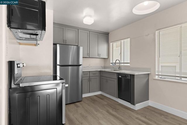 650 Hillsborough St, Oakland, CA 94606