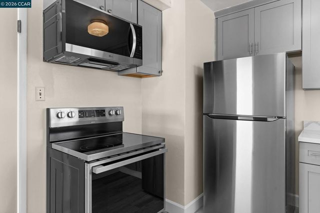 650 Hillsborough St, Oakland, CA 94606