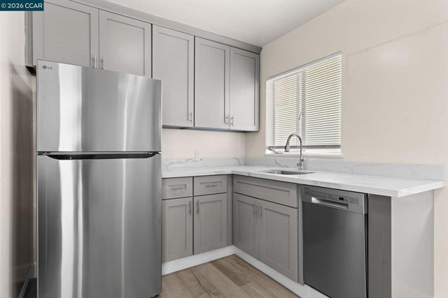 650 Hillsborough St, Oakland, CA 94606