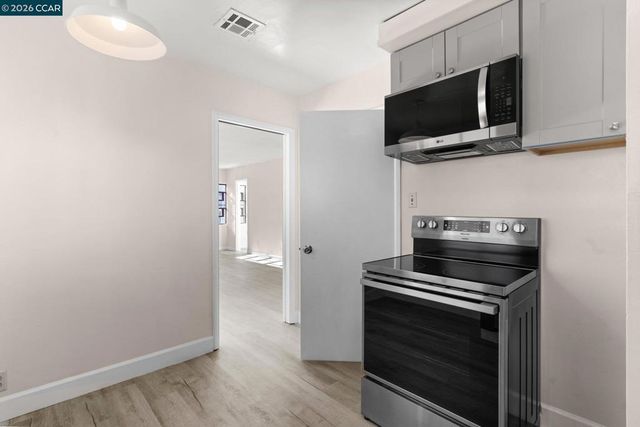 650 Hillsborough St, Oakland, CA 94606