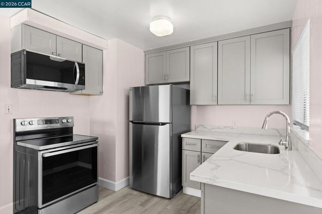 650 Hillsborough St, Oakland, CA 94606