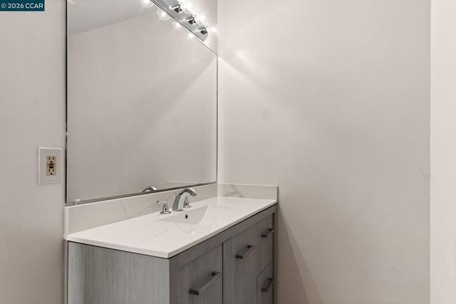 650 Hillsborough St, Oakland, CA 94606