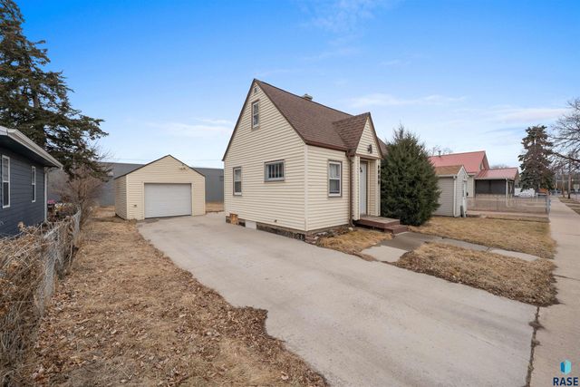 1305 E 12th St Street, Sioux Falls, SD 57103