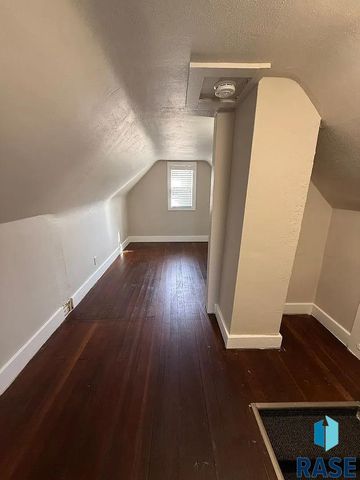 1305 E 12th St Street, Sioux Falls, SD 57103