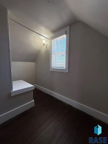 1305 E 12th St Street, Sioux Falls, SD 57103