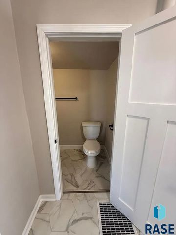 1305 E 12th St Street, Sioux Falls, SD 57103