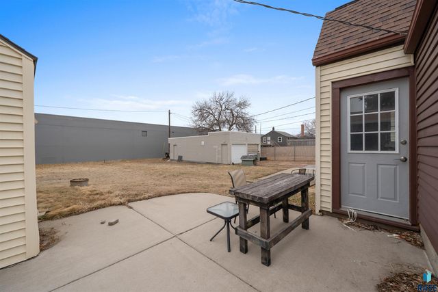 1305 E 12th St Street, Sioux Falls, SD 57103