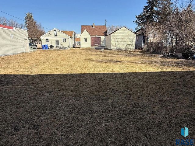 1305 E 12th St Street, Sioux Falls, SD 57103