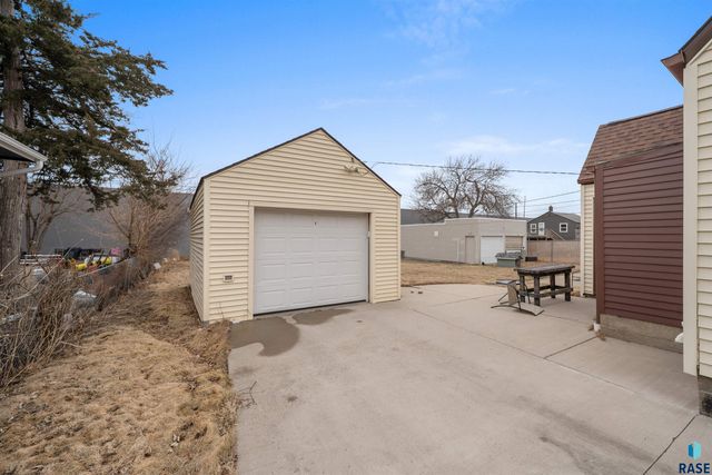 1305 E 12th St Street, Sioux Falls, SD 57103