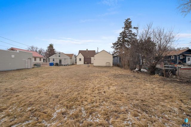 1305 E 12th St Street, Sioux Falls, SD 57103