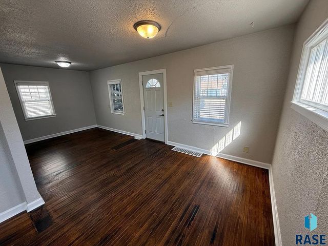 1305 E 12th St Street, Sioux Falls, SD 57103