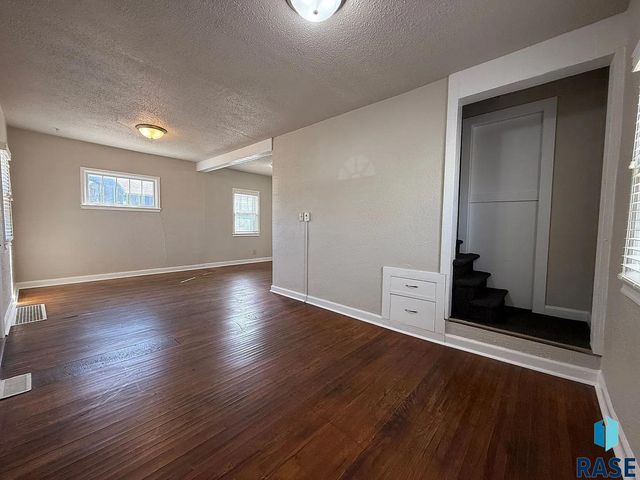 1305 E 12th St Street, Sioux Falls, SD 57103