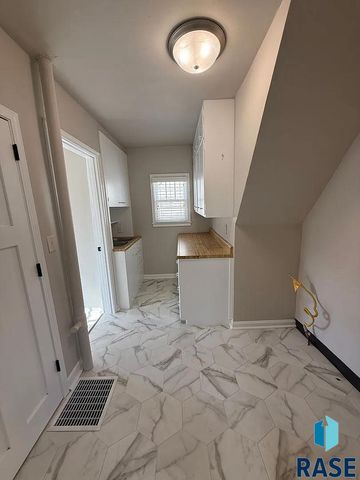 1305 E 12th St Street, Sioux Falls, SD 57103