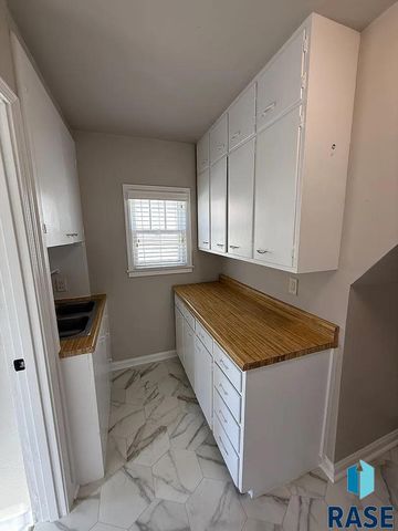 1305 E 12th St Street, Sioux Falls, SD 57103