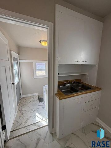 1305 E 12th St Street, Sioux Falls, SD 57103