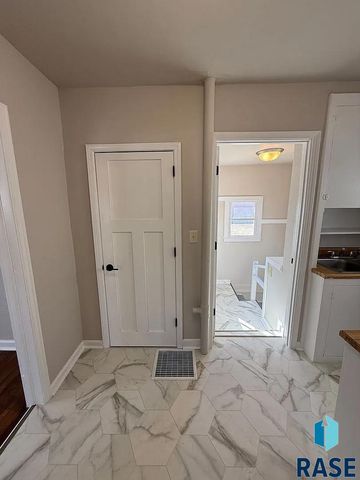 1305 E 12th St Street, Sioux Falls, SD 57103