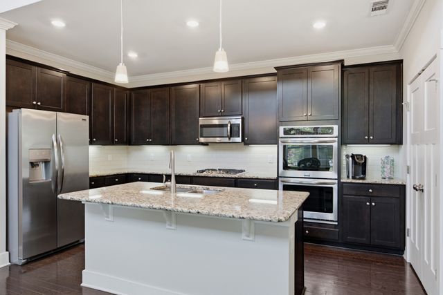 1551 Drakes Creek Rd, Hendersonville, TN 37075