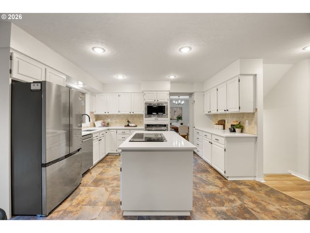 38015 Se FALL CREEK Rd, Estacada, OR 97023