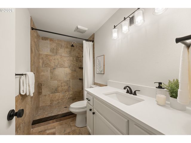 38015 Se FALL CREEK Rd, Estacada, OR 97023