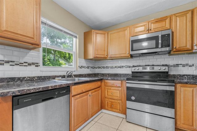 911 W GASTON PLACE, Tampa, FL 33604
