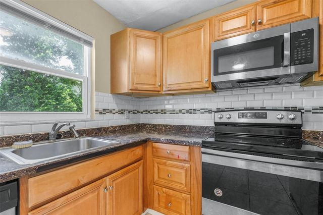 911 W GASTON PLACE, Tampa, FL 33604