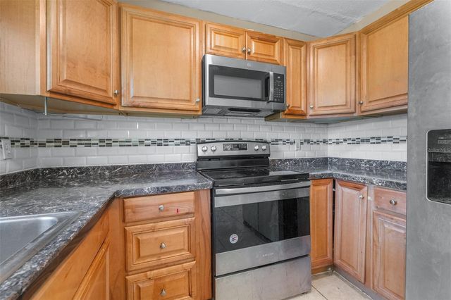 911 W GASTON PLACE, Tampa, FL 33604