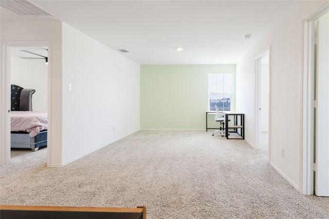 504 N Thunderstorm Ave, Lockhart, TX 78644
