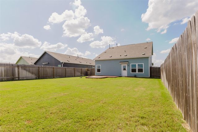 504 N Thunderstorm Ave, Lockhart, TX 78644
