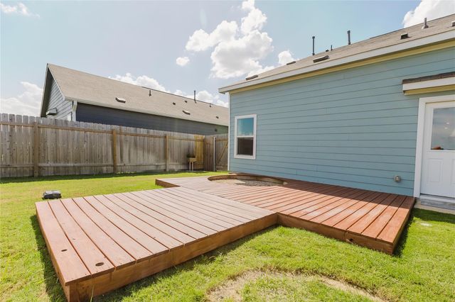 504 N Thunderstorm Ave, Lockhart, TX 78644
