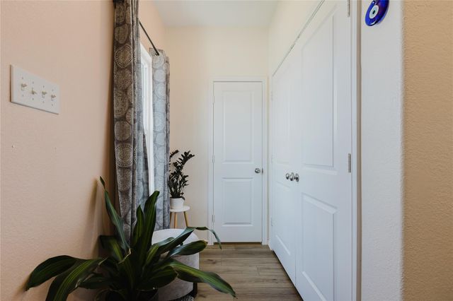 504 N Thunderstorm Ave, Lockhart, TX 78644