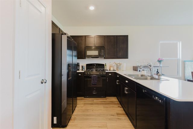 504 N Thunderstorm Ave, Lockhart, TX 78644