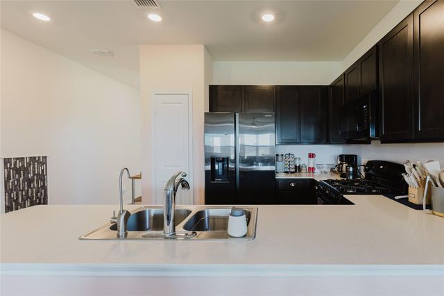 504 N Thunderstorm Ave, Lockhart, TX 78644