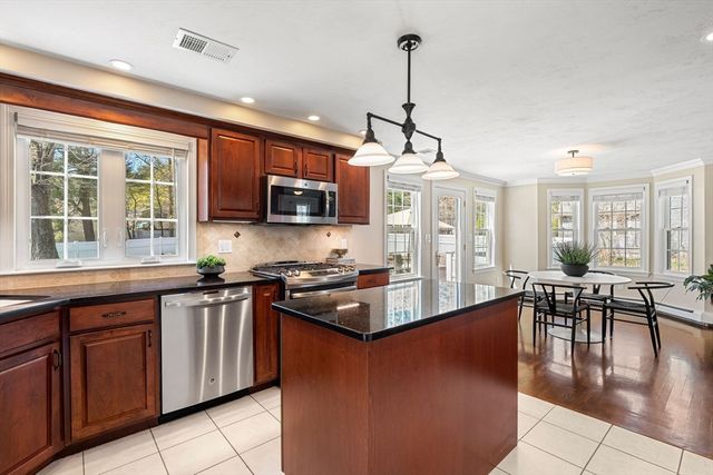 53 Mansfield St, Weymouth, MA 02190