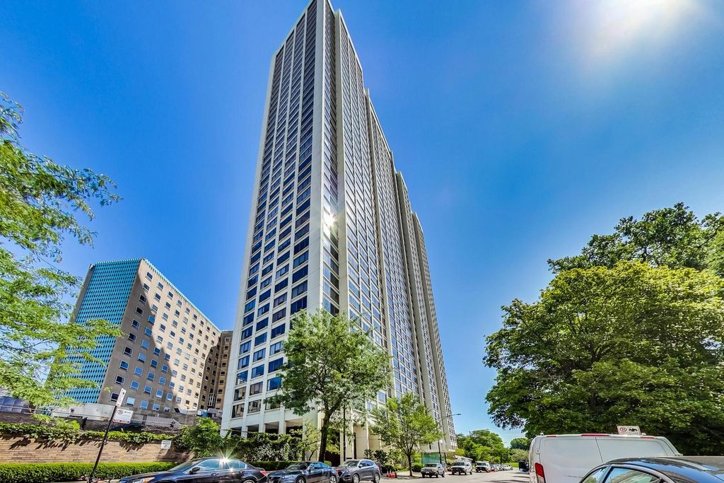 Image 1 of property listing at 2800 N Lake Shore Drive 2414, Chicago, IL 60657