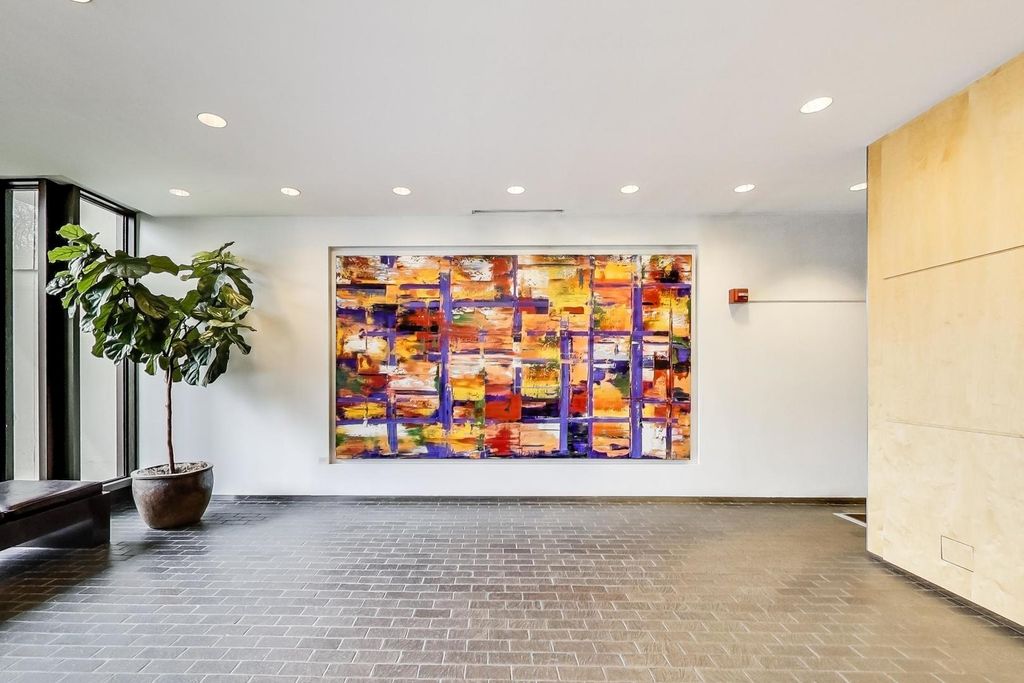 Image 2 of property listing at 2800 N Lake Shore Drive 2414, Chicago, IL 60657