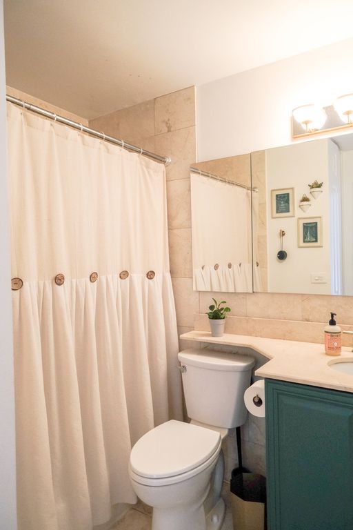 Image 14 of property listing at 2800 N Lake Shore Drive 2414, Chicago, IL 60657