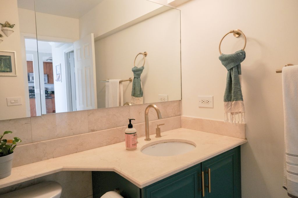 Image 15 of property listing at 2800 N Lake Shore Drive 2414, Chicago, IL 60657