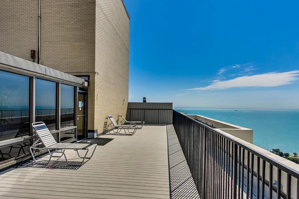Image 16 of property listing at 2800 N Lake Shore Drive 2414, Chicago, IL 60657