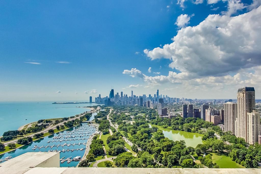 Image 17 of property listing at 2800 N Lake Shore Drive 2414, Chicago, IL 60657